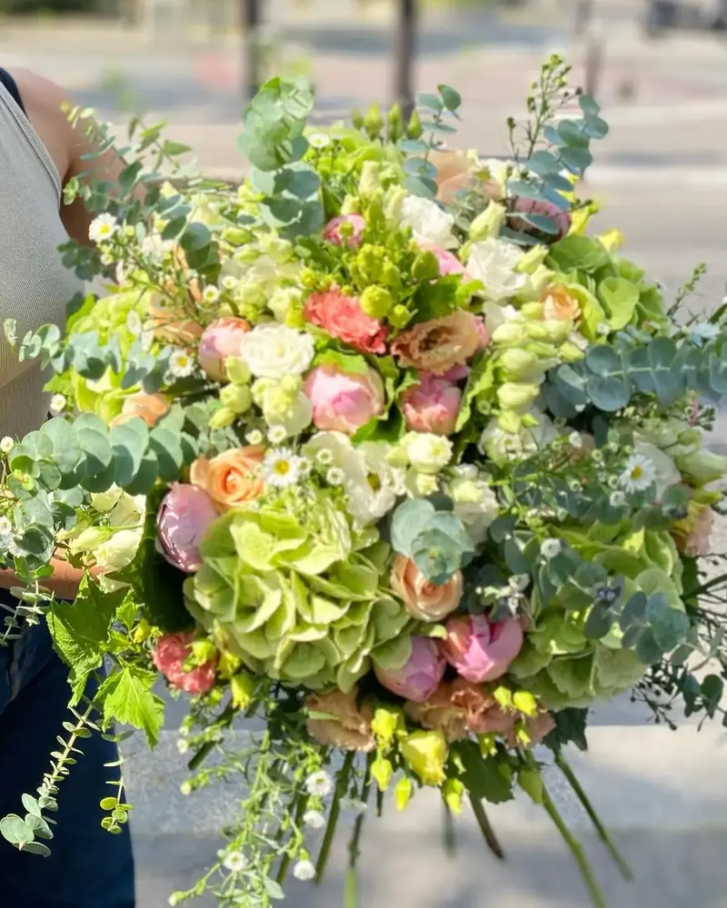 Fleurs pour anniversaire — Bouquet d'anniversaire aux hortensias verts, roses poudrées et eucalyptus