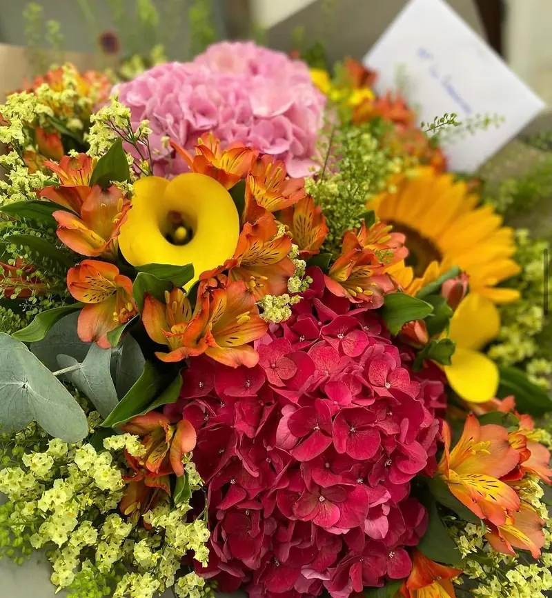 Fleurs pour remerciement — Bouquet coloré d'arums jaunes, tournesols, alstroemerias et hortensias rouges