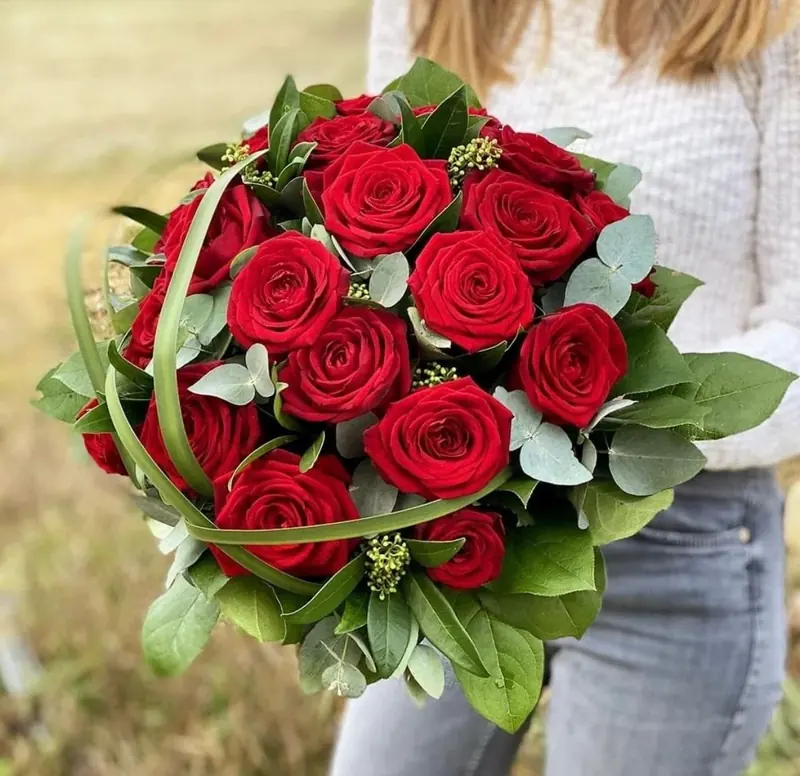 Fleurs pour amour — Bouquet rond de roses rouges bordé de feuillage