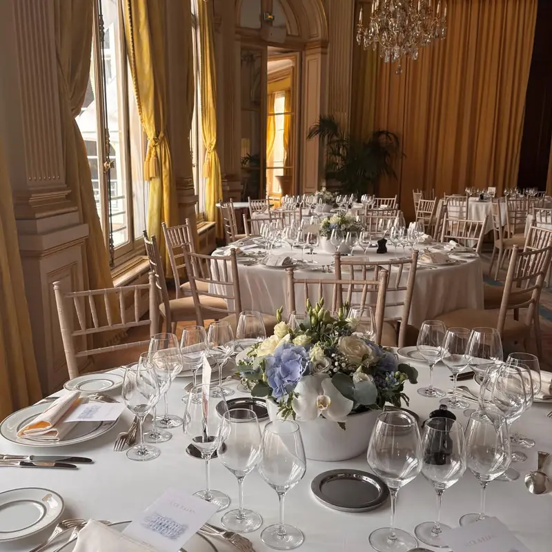 Centre de table en hortensias et roses blanches pour une réception dans un salon d'exception