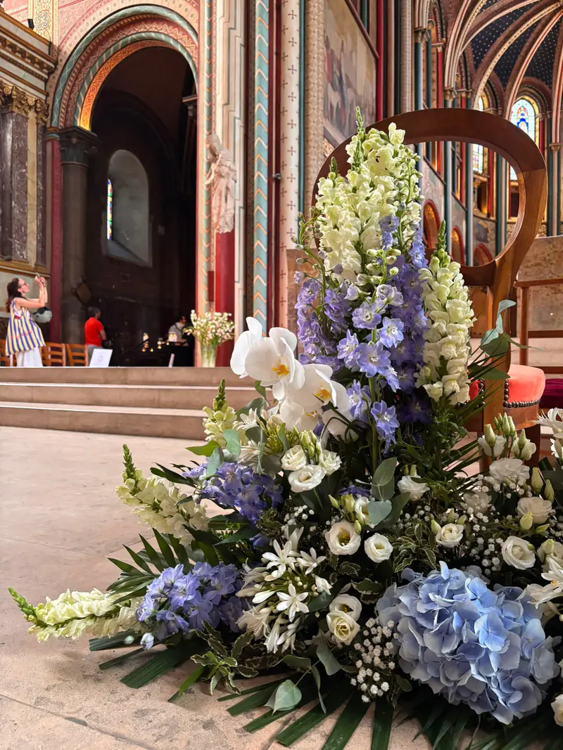 Composition de cérémonie en hortensias bleus, delphiniums et lys blancs