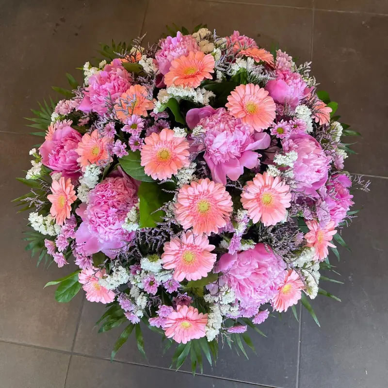 Fleurs pour deuil — Composition de deuil ronde aux gerberas, œillets et roses roses