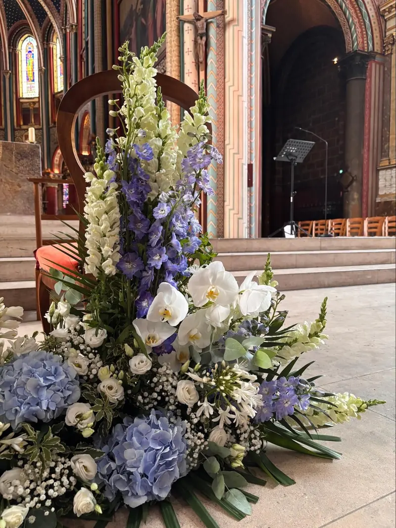 Fleurs pour mariage — Composition de mariage aux delphiniums bleus et orchidées blanches dans une église