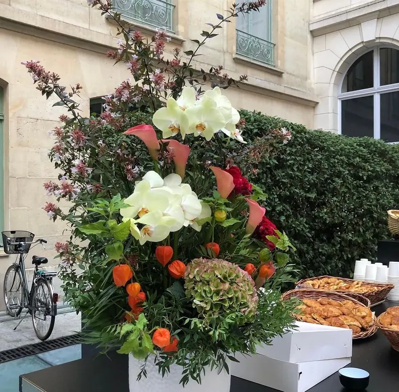 Grande composition florale pour un cocktail, au-dessus du buffet