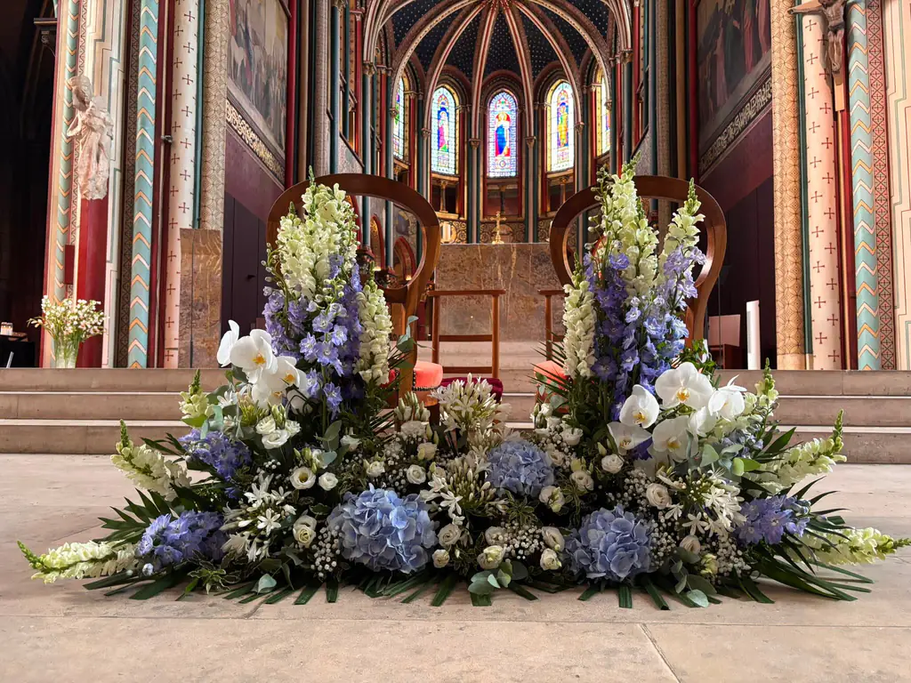 Décoration florale de cérémonie devant l'autel d'une église parisienne