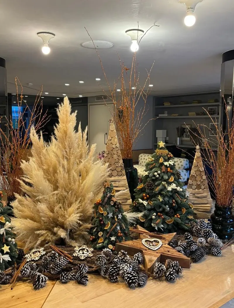 Décor de fêtes : sapins en pampas et en branches, pommes de pin