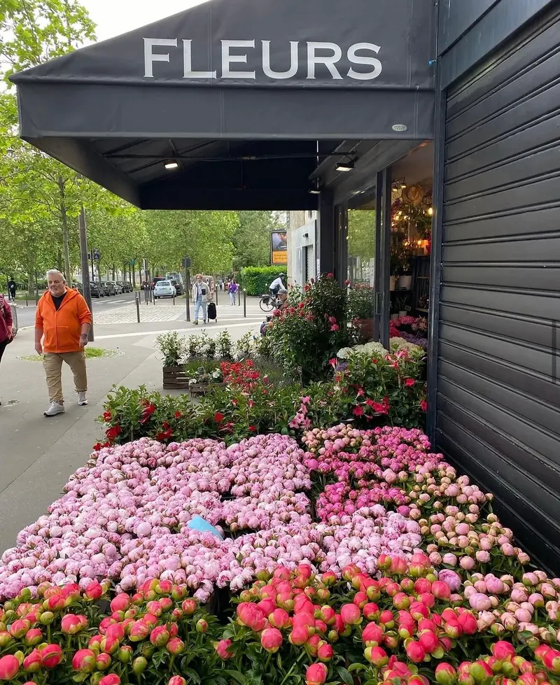 La devanture de Fleurs d'Italie et son étal de fleurs, boulevard Vincent Auriol