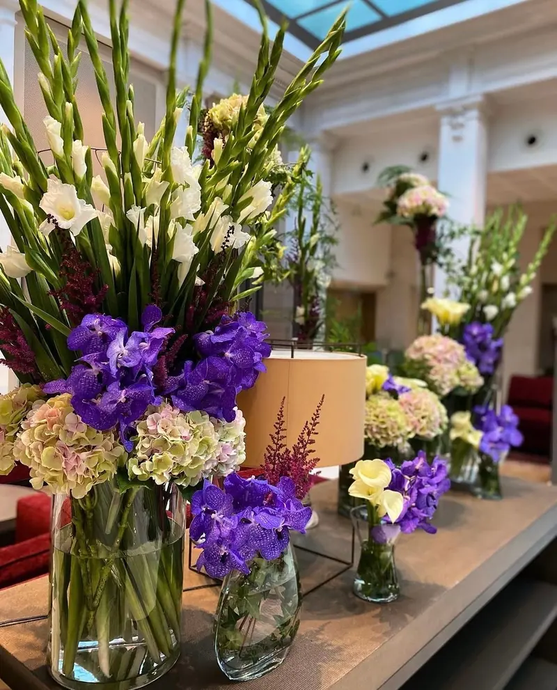Orchidées violettes, glaïeuls et hortensias dans le hall d'un hôtel