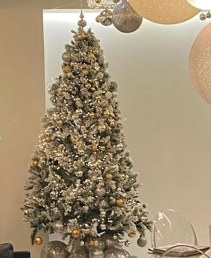 Sapin de Noël floqué, décoré de boules et guirlandes dorées