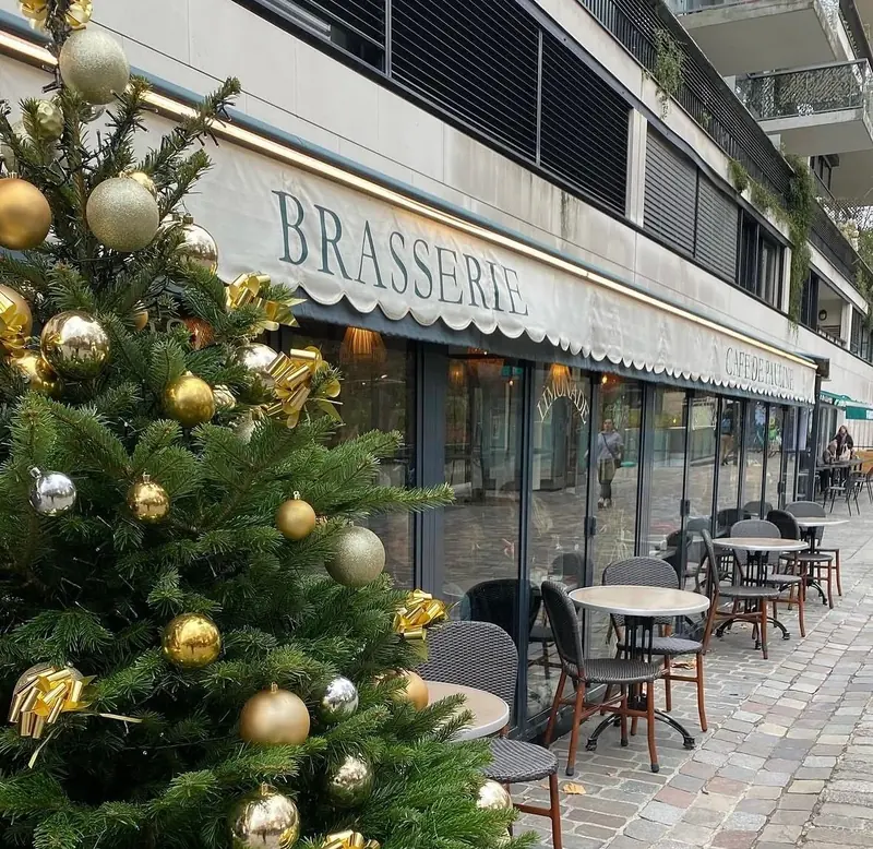 Sapin de Noël décoré devant la terrasse d'une brasserie