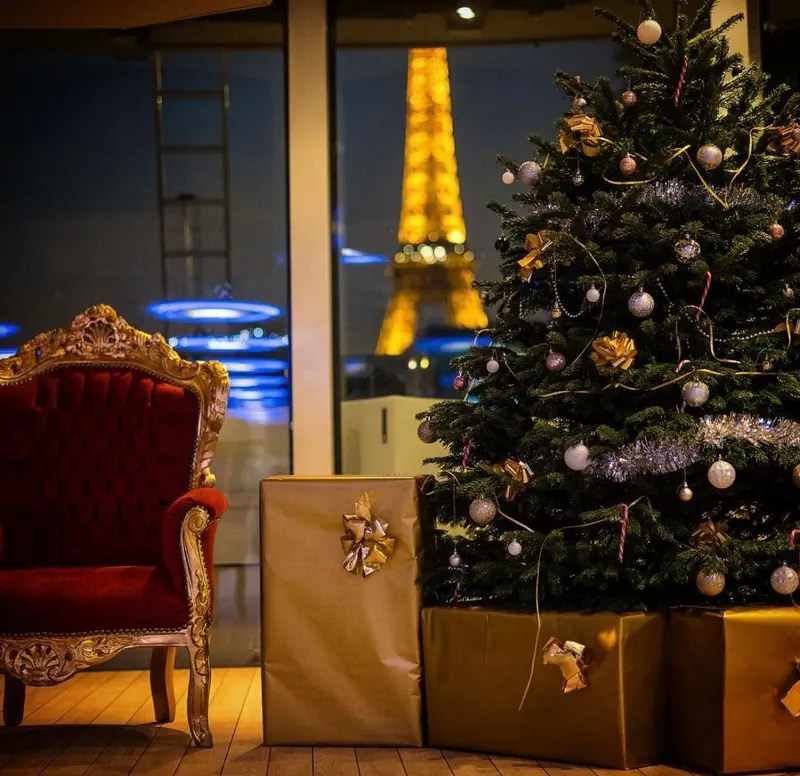 Sapin de Noël décoré face à la tour Eiffel illuminée
