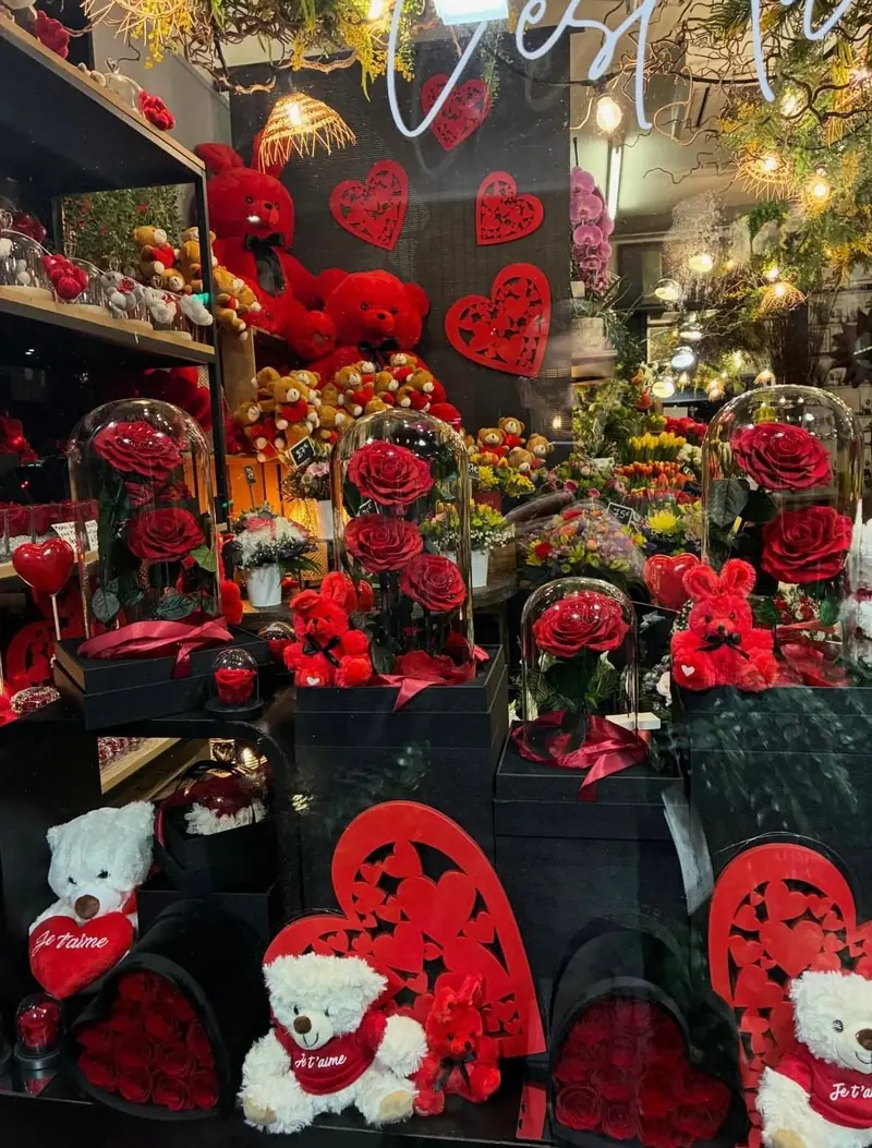 Vitrine de Saint-Valentin : roses rouges, cœurs et peluches