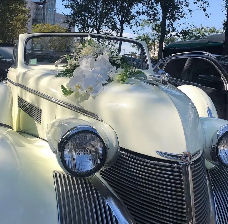 Voiture de collection fleurie pour un mariage